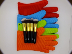 RC Cosmetics Brush Cleaning glove